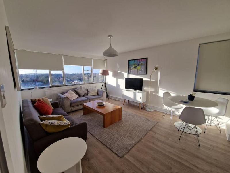 Newly renovated apartment! — отель с удобным расположением в Лондоне