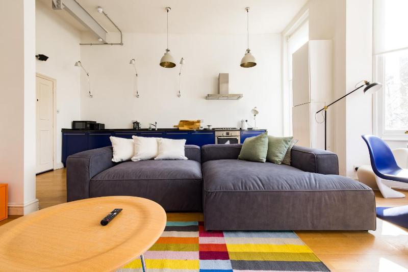 Stylish & Spacious Notting Hill Loft — отель с удобствами в Лондоне