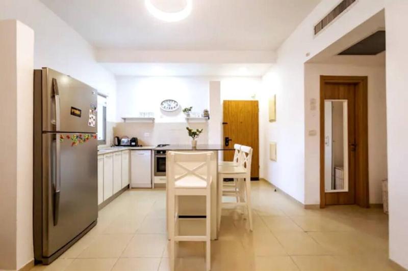 Цены на Close to the beach with parking в Тель-Авиве