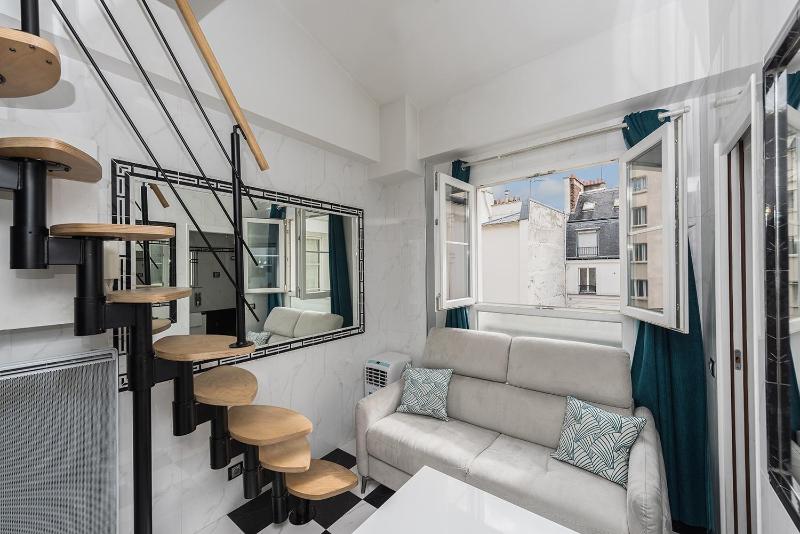 Charmant studio pres des Champs-Elysees — отель с удобствами в Париже