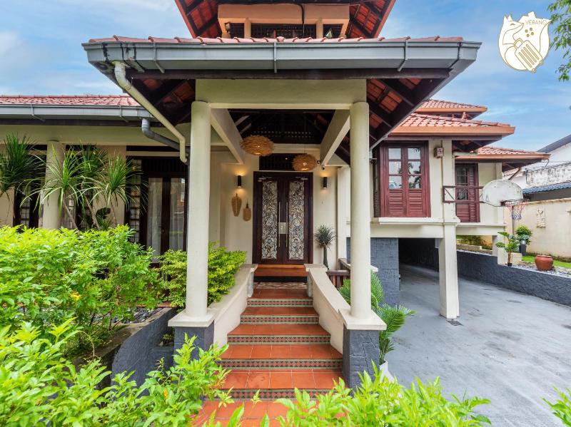 9,000 sqft Kuala Lumpur City Centre Holiday Home by Verano — отель с удобствами в Куала-Лумпуре