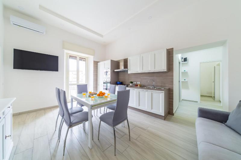 Chiara Modern Apartment by Wonderful Italy — отель с удобствами в Неаполе