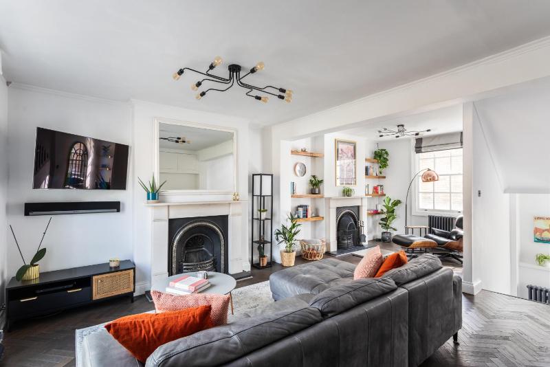 Stunning Townhouse with large roof terrace — отель с удобным расположением в Лондоне