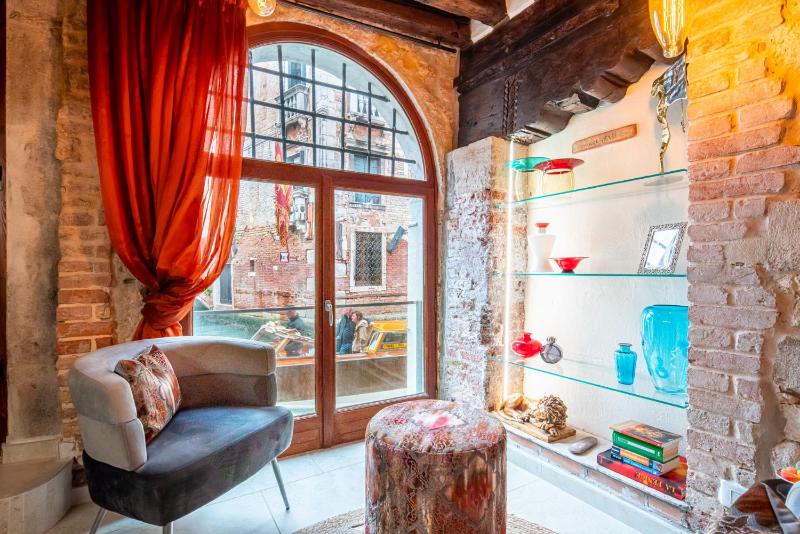Casa Manina sul Ponte - Your private Canal View — отель с удобствами в Венеции
