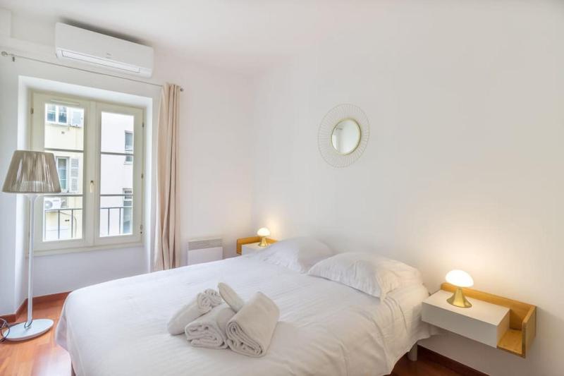 L13 Central flat 5mins walk to beach AC/Balcon/WIFI — отель в Николь, Франция
