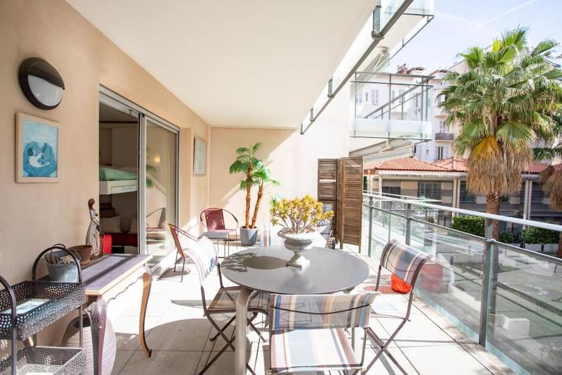 L18 Central Pakring terrace AC 10mins walk to beaches — забронировать отель в Николь