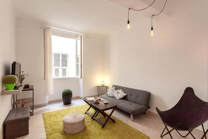 Цены на L23 Rossetti Old town 3 min to the SEA/AC & WIFI в Николь