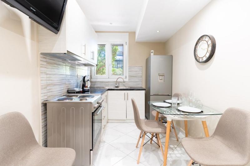 AIOLOS LUXURY alimos kalamaki market apartment 3 near the sea — забронировать отель в Афины