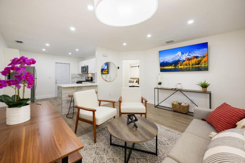 Цены на 3 BR Smart home, close to airport, Fast WiFi, Patio, Grill & Free private parking в Майами
