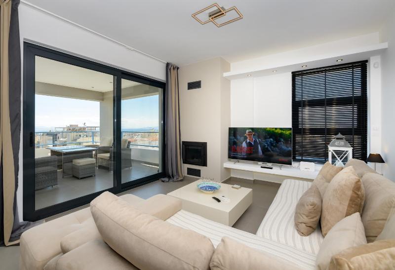 Stylish 2BR flat with stunning views & prv parking — забронировать отель в Афины