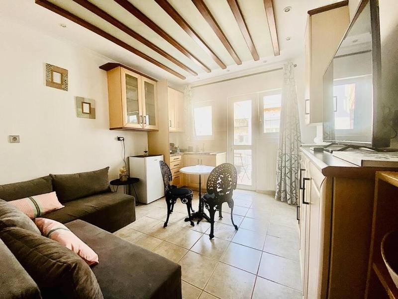 Comfy & Lightful Apartment close to Athens Center — комфортный отель в Афины