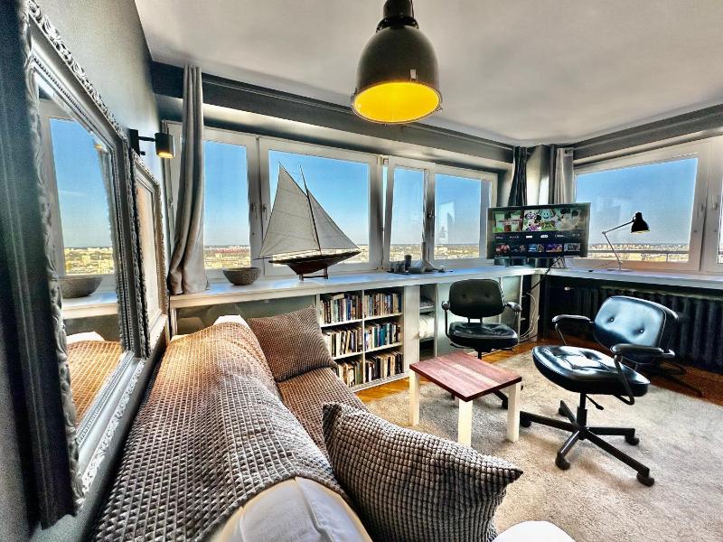 Super Apartament GREY Centrum 2x Metro Fast WiFi 300 Mbs Netflix AppleTV SmartTV Spotify Panorama Miasta — отель с удобствами в Варшаве