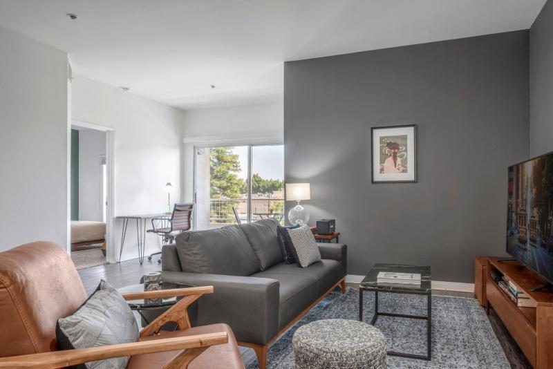 2BR w Gym Pool in central Hollywood nr WeHo LAX-67 — отель в Лос-Анджелесе, Соединенные Штаты Америки