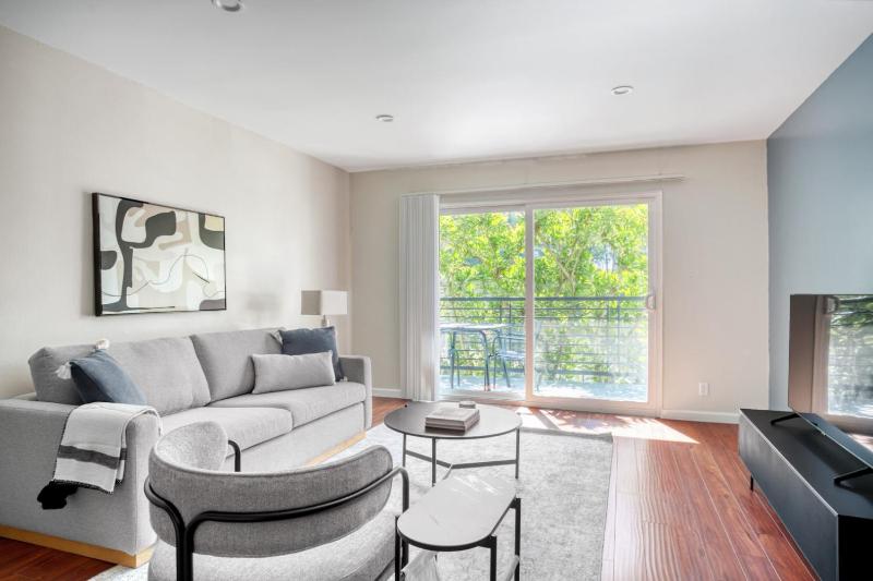 Woodland Hills 1br w pool gym nr Warner Center LAX-894 — комфортный отель в Лос-Анджелесе