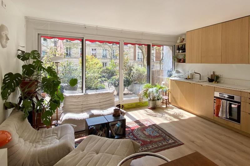 Bright cocoon with terrace near Belleville — забронировать отель в Париже