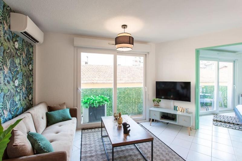 L44 1BDR Flat 10mins walk to port/Balcon, Parking, AC — комфортный отель в Николь