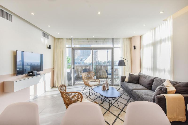Modern 3-BR near Beach Club by HolyGuest — комфортный отель в Тель-Авиве