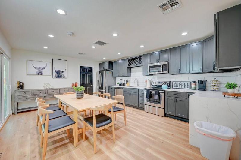 Orange Blossom 8 Bds+Casita+Pool — отель с удобным расположением в Лас Вегасе