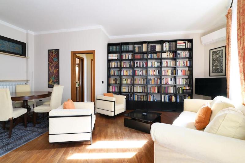 Large and elegant apartment in Missori Duomo — отзывы гостей и цены