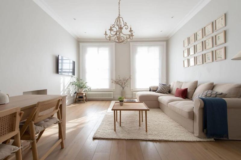 Chelsea Stunning two Bedroom Townhouse with Airconditioning — забронировать отель в Лондоне