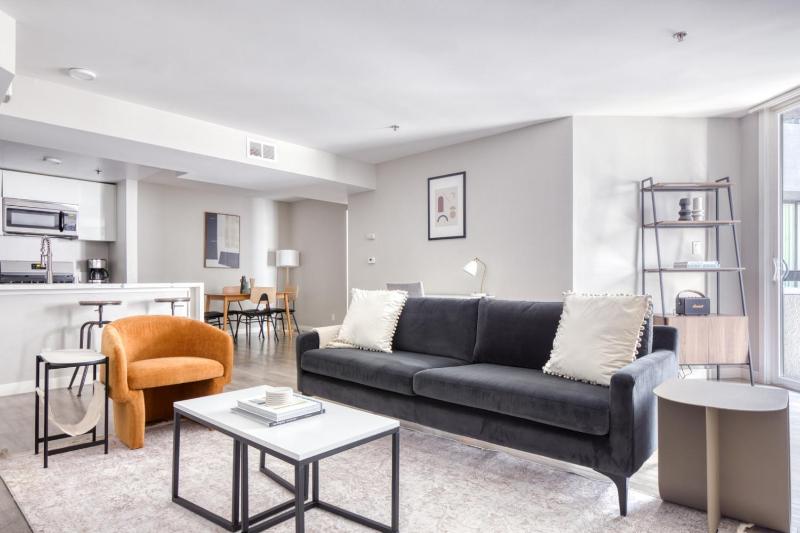 Цены на Hollywood 2BR w Gym Pool Lounge nr the 101 LAX-732 в Лос-Анджелесе