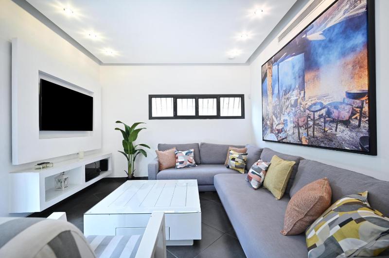 Spacious 3-BR with Terrace in Dizengoff — комфортный отель в Тель-Авиве
