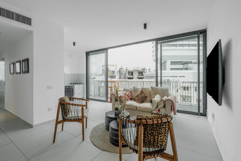 Цены на Modern 2BR Idelson Street By Holiday Rentals в Тель-Авиве