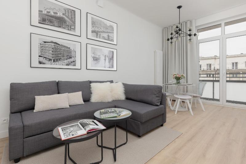 Spacious Apartment with Panoramic View of Warsaw by Renters — отель с удобствами в Варшаве