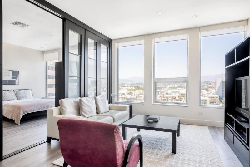Цены на Downtown 2br w pool gym wd nr Convention Center LAX-1040 в Лос-Анджелесе