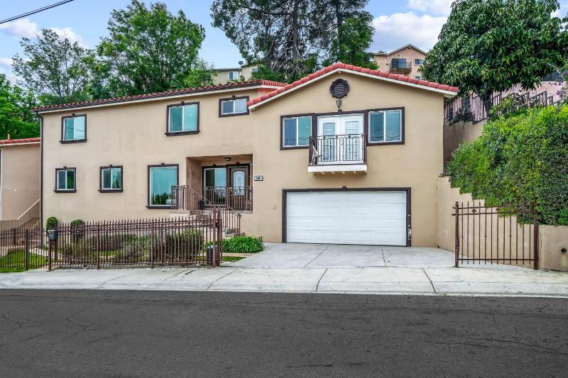 Цены на City Terrace House only minutes From Down Town LA в Лос-Анджелесе