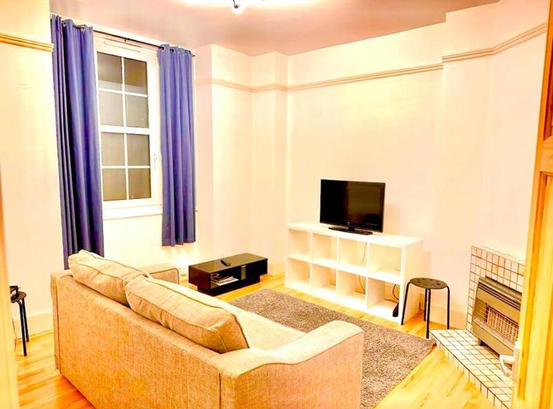 Tower Bridge! Immaculate One Bed — отель с удобным расположением в Лондоне