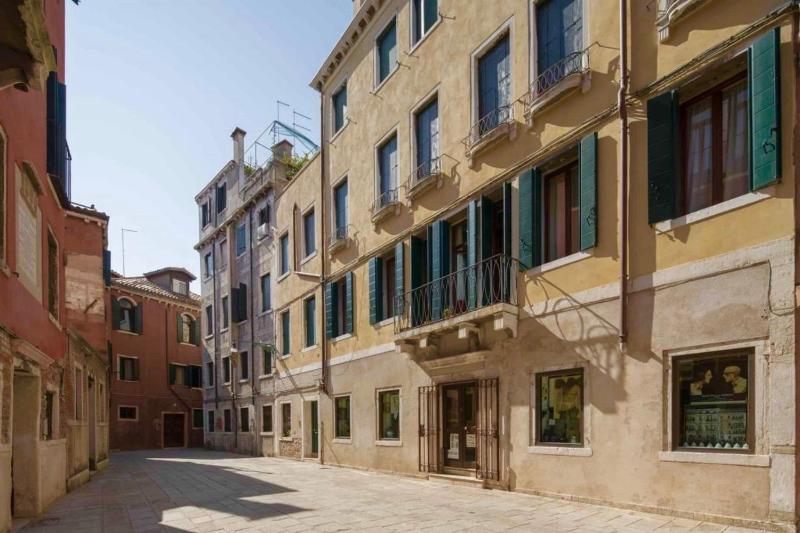 PALAZZO SAN SAMUELE - elegant apartment in San Marco — отель в Венеции, Италия