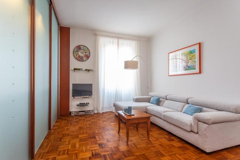 Modern 2BDR apartment vibrant Prati neighborhood — отель с удобным расположением в Риме