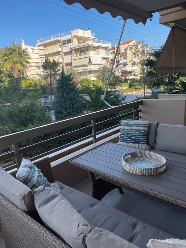 Spacious modern 2 bedroom apartment south coast of Athens — отель с удобным расположением в Афины