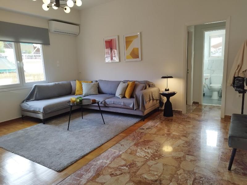Sleek & Sunny Athenian Penthouse 5min from metro — отель с удобным расположением в Афины