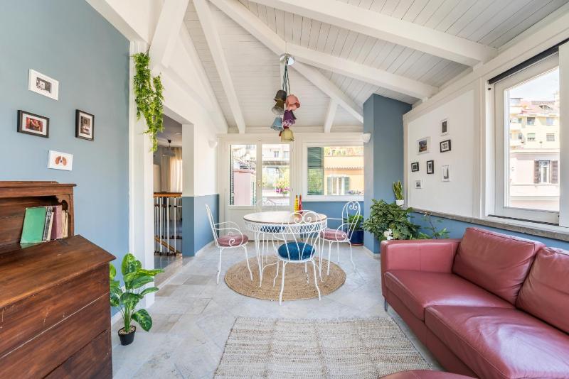 Elizabeth Penthouse, Charmy Apartment in Little London — забронировать отель в Риме