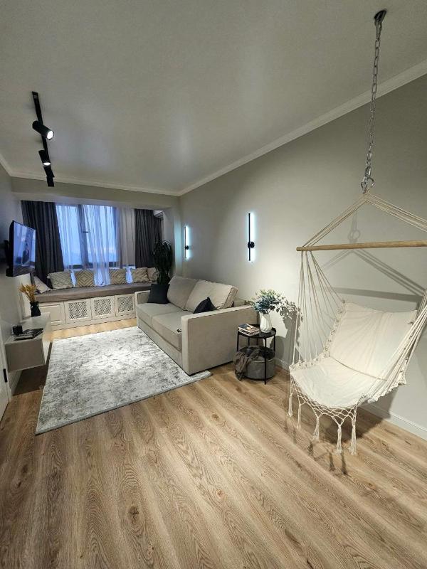 Цены на 4 Seasons Novye Stil'nye apartamenty na peresecenii Rozybakieva - Zuravleva в Алматы