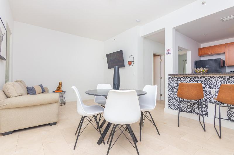 Miami Downtown Modern Apartment - 5 minutes to Wynwood - 10 minutes to South Beach — отель с удобствами в Майами