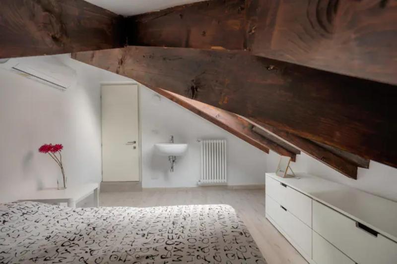Цены на Lovely 2 bed apart в Милане