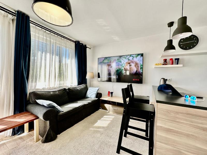 Цены на NEON 2 - fast WiFi 70'TV Netflix HBO Max AppleTV+ в Варшаве