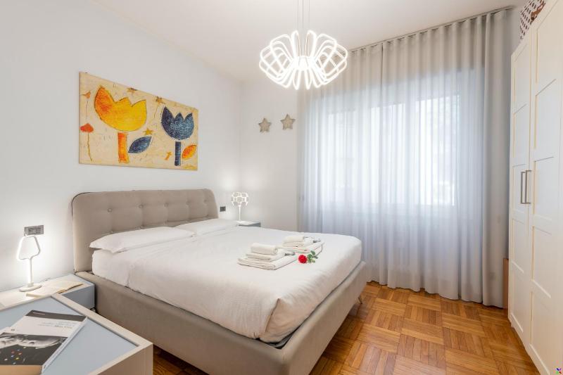 BnButler - Stromboli, 22 - Ampio, Luminoso ed Elegante — комфортный отель в Милане