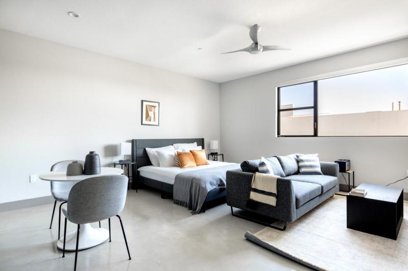 Mid-Wilshire Studio w Gym WD Pool nr Shops LAX-387 — отель с удобствами в Лос-Анджелесе