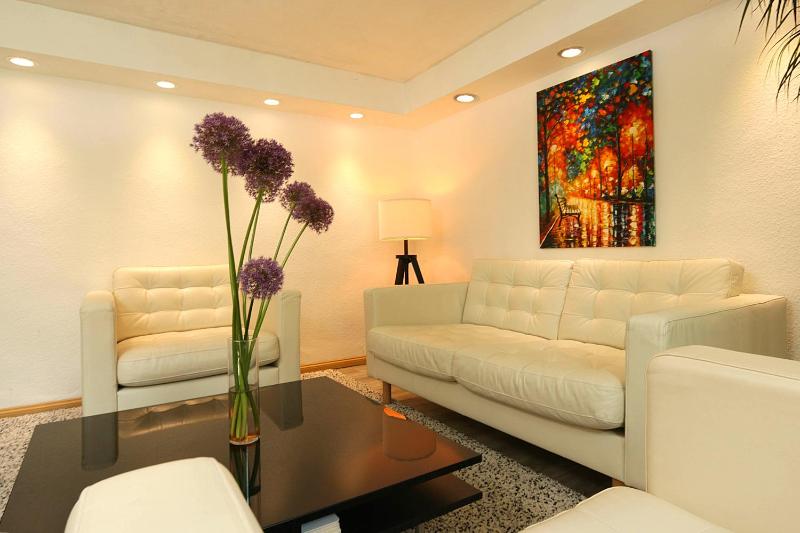 Cozy Souterrain-half-basement-apartment included 2 bicycles — отель с удобным расположением в Берлине
