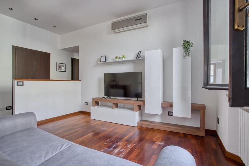 JOIVY Tasteful flat with balcony — забронировать отель в Милане