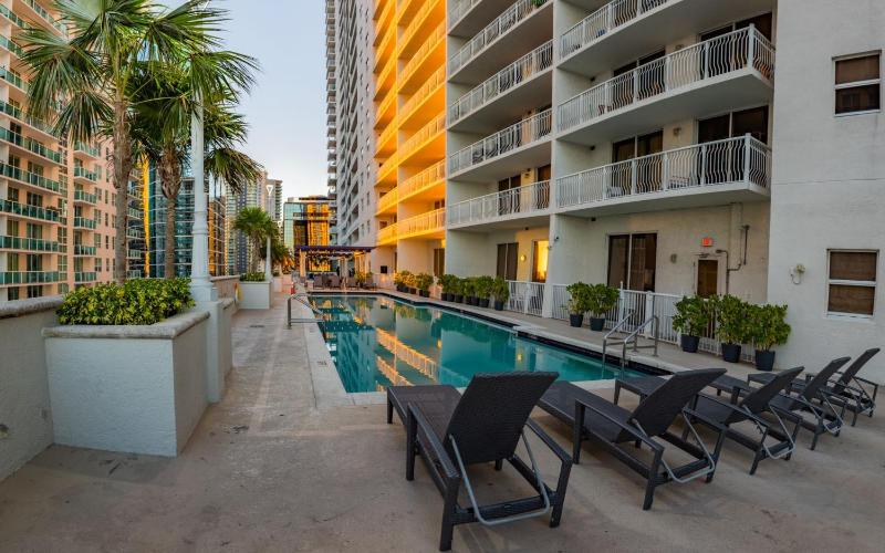 Studios in Brickell with Pool, Gym, free parking and Game Room — комфортный отель в Майами