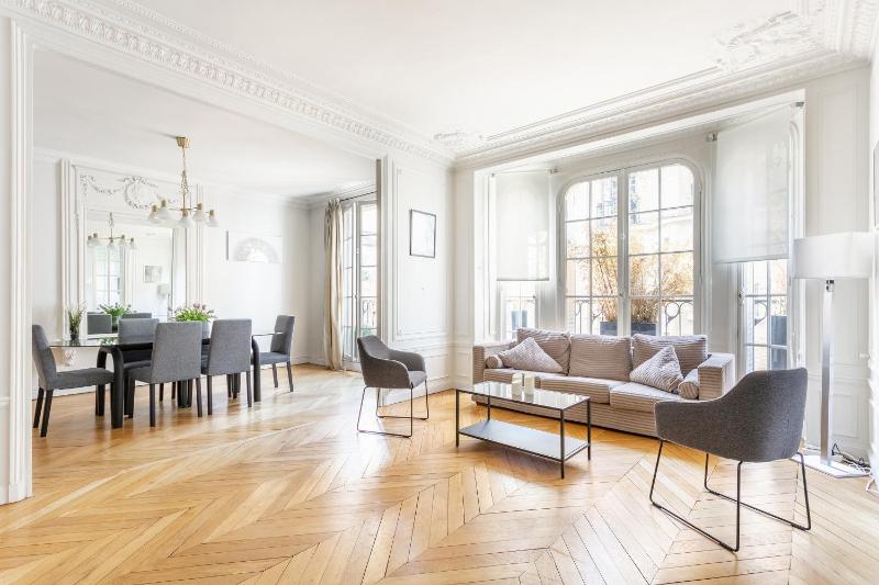 Цены на Luxury Living in Passy в Париже
