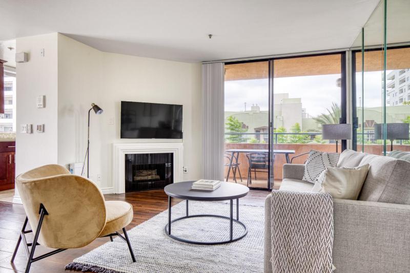 Hollywood 1BR w Pool nr metro restaurants LAX-508 — отель с удобным расположением в Лос-Анджелесе
