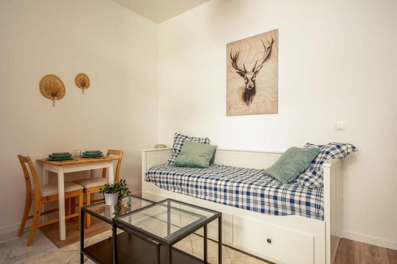 Цены на Charming studio in the Bastille neighbourhood - Paris - Welkeys в Париже