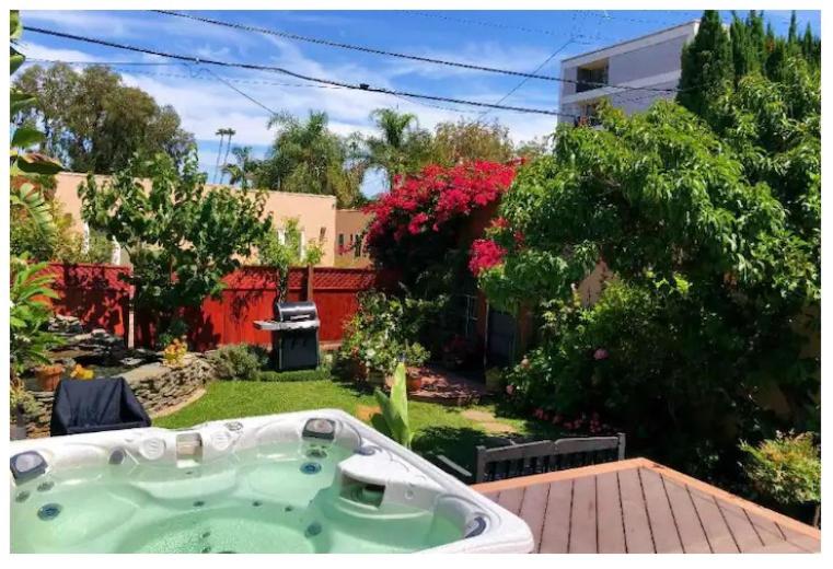 COZY 2 BEDROOM GUESTHOUSE IN BEVERLY HILLS — комфортный отель в Лос-Анджелесе
