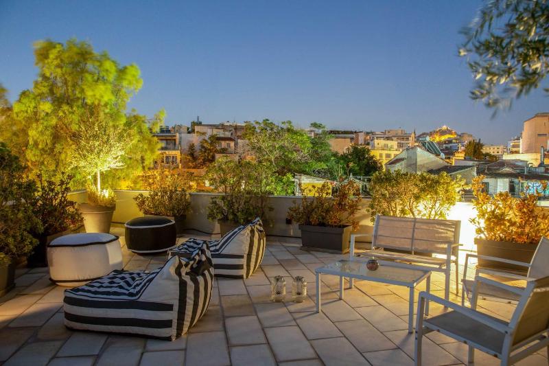 Fantastic Central Athens Suite with shared Rooftop Deck — отель в Афины, Греция